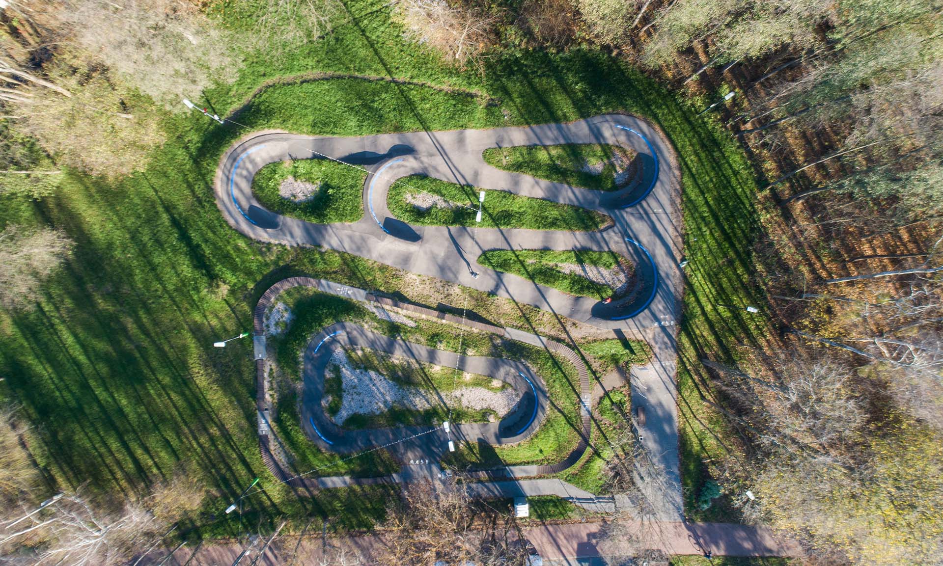 PumpTrack Zdjęcie przedstawia tor PumpTrack z lotu ptaka